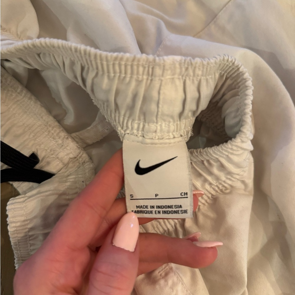 Nike Men's Athletic White Shorts - Picture 5 of 5